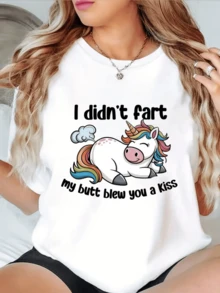 Un unicornio colorido sonriente que lanza un pequeño soplo de aire en forma de beso simbolizando humor inocente y alegría divertida camiseta de mujer casual divertida  2024 - Blanco - Ver 1