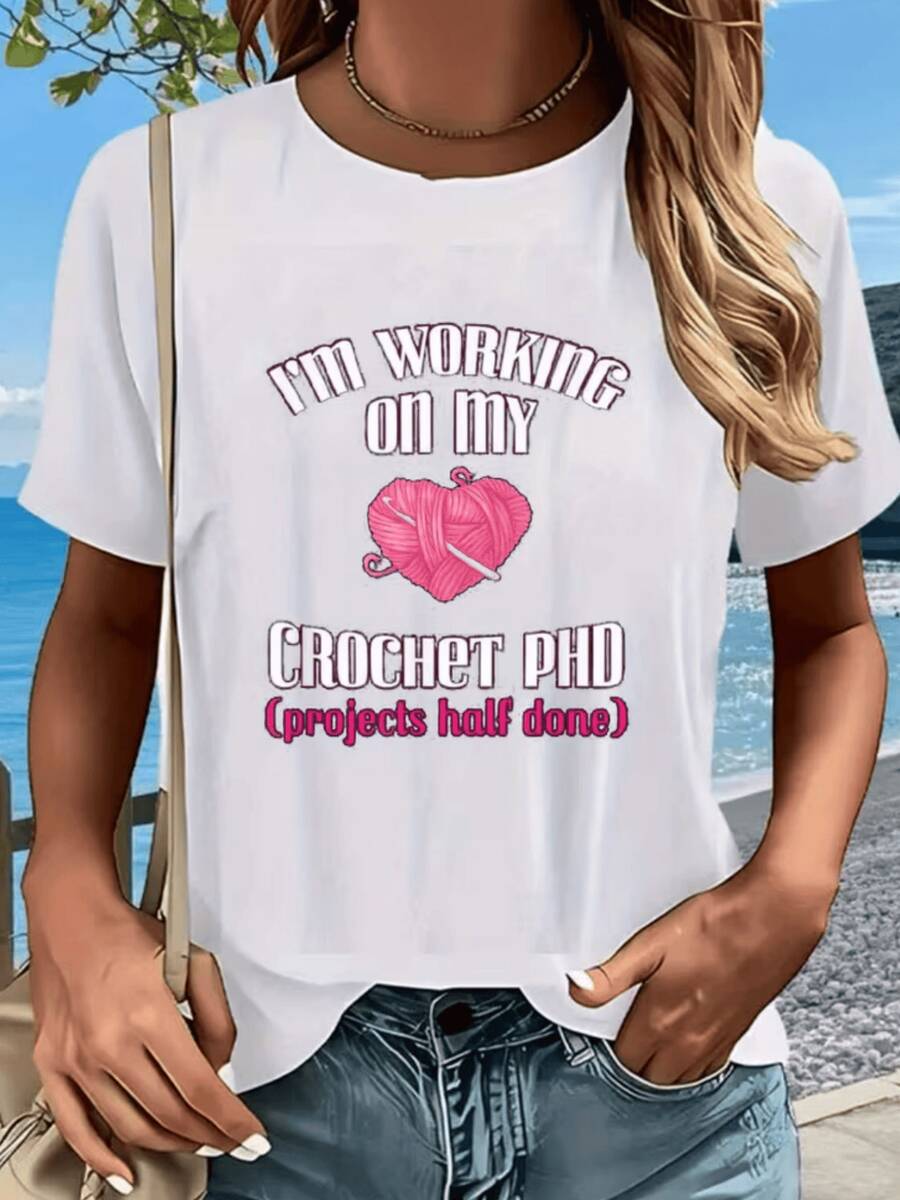 Heart Knitted With Pink Yarn That Symbolizes The Passion For Crafts And Artisanal Creativity In Every Stitch. Fun, Comfortable Women's T-Shirt For Casual Wear And Sunny Days. - 白色 - 查看 1