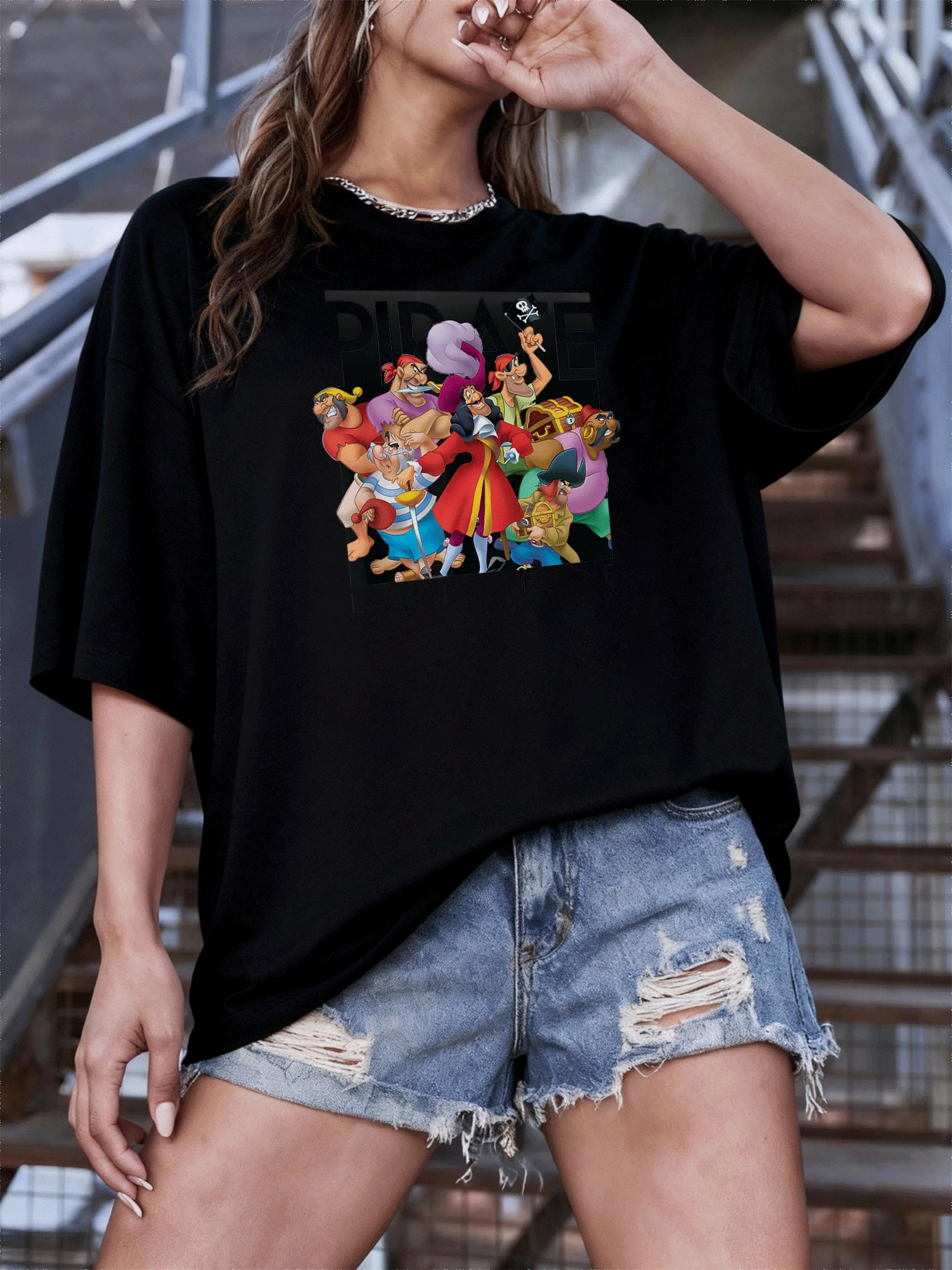 Colorful Pirates Celebrating The Adventure Of The Sea With Vibrant Outfits And Playful Gestures That Evoke Bravery And Fantasy. Comfortable, Modern, Casual Women's T-Shirt For Everyday Wear. - 黑色 - 查看 1