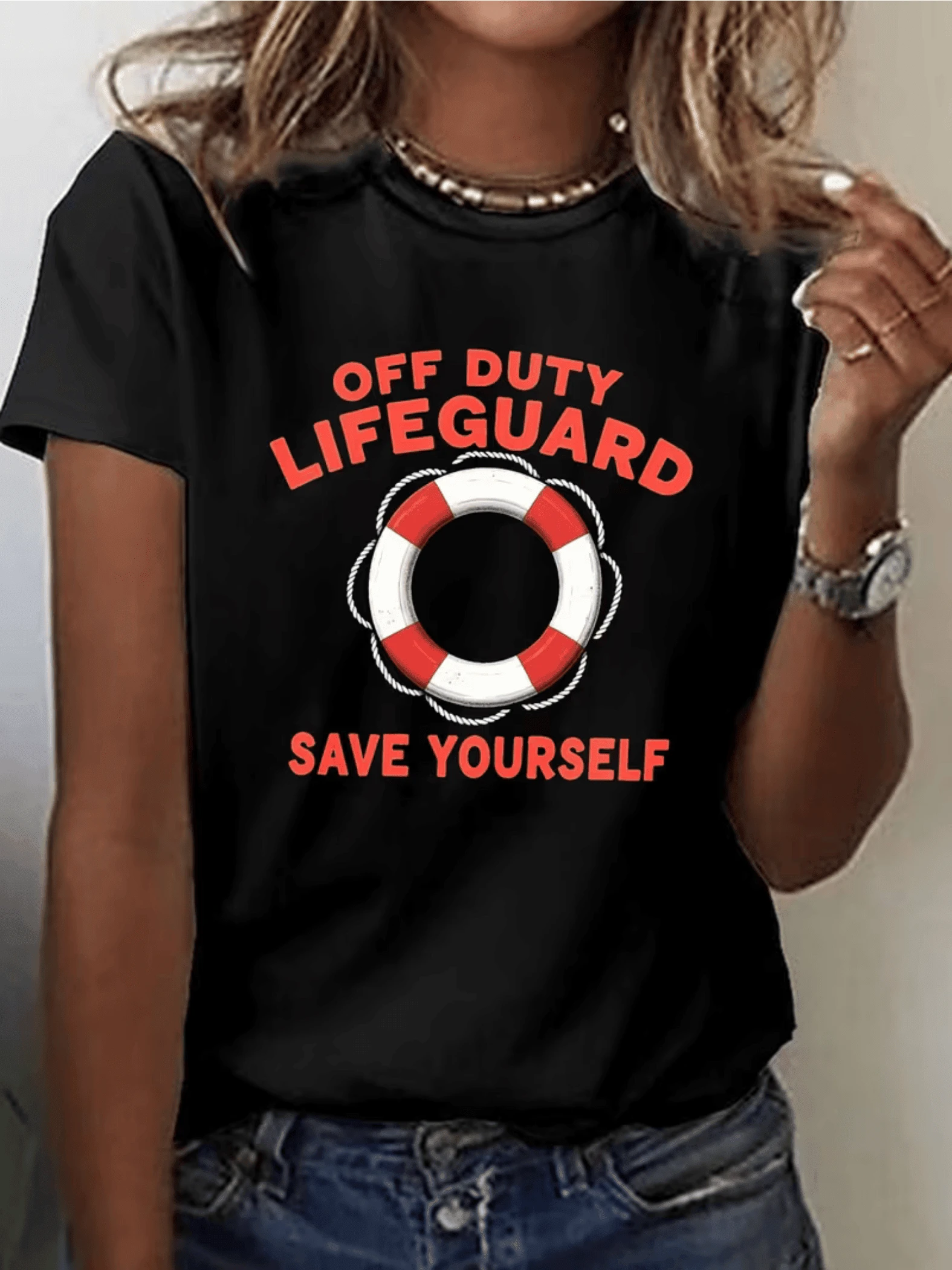 Un mensaje divertido con un salvavidas rojo que representa descanso y actitud relajada junto al mar ideal para días casuales y soleados camiseta de mujer moderna y cómoda - Negro - Ver 1