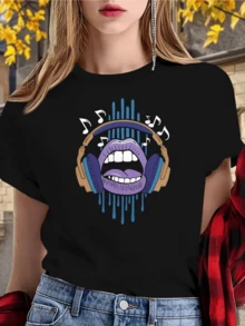 Labios violetas con audífonos dorados y notas musicales flotando que evocan libertad creatividad pasión por el sonido y energía urbana moderna camiseta de mujer casual atractiva para uso diario - Negro - Ver 8