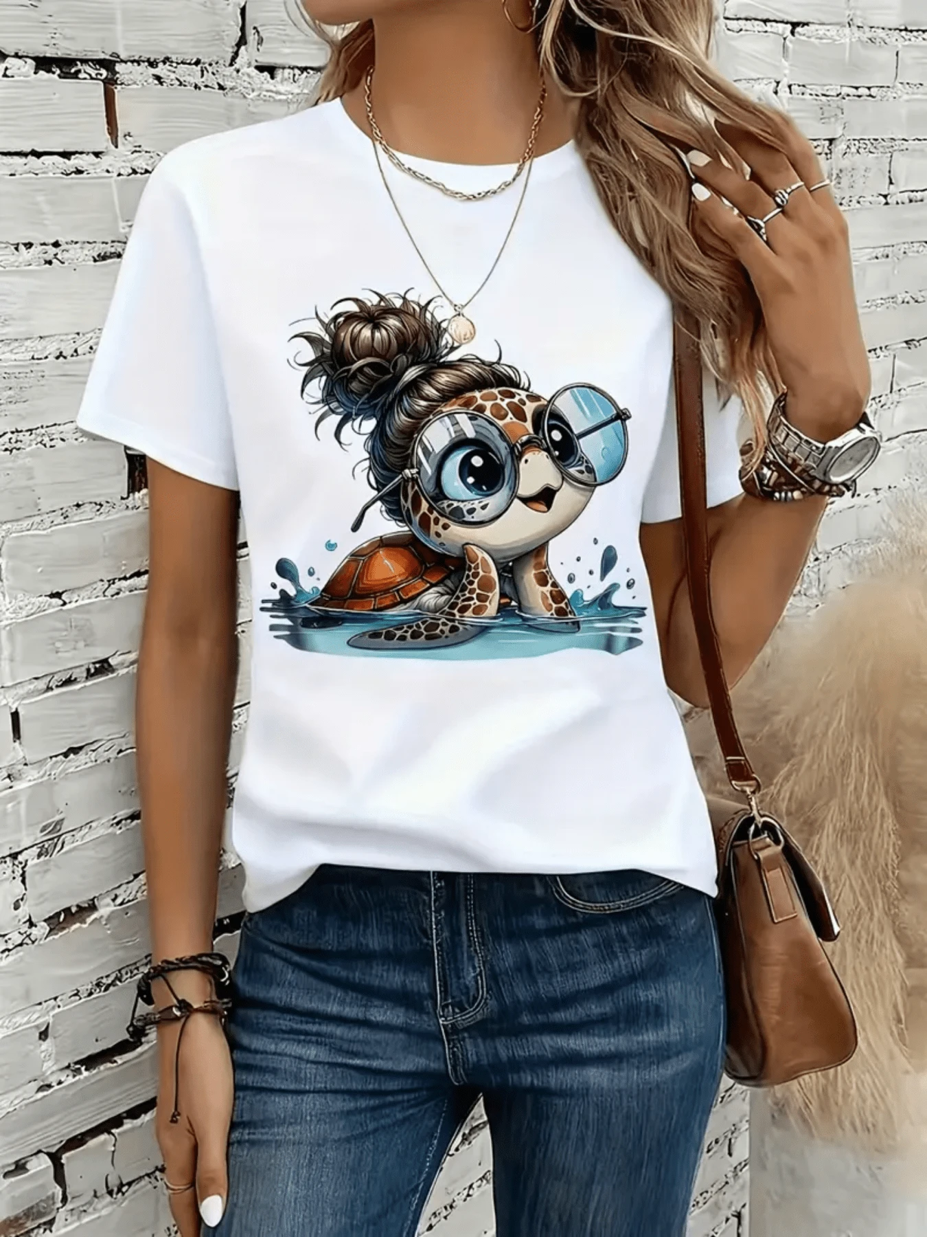 Tortuga adorable con gafas grandes que transmite ternura y curiosidad sobre el océano símbolo de calma y aventura camiseta de mujer casual cómoda para verano - Blanco - Ver 1