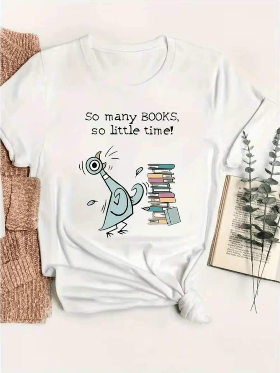 Un pájaro divertido junto a una torre de libros expresa la pasión por la lectura y el deseo de aprovechar cada momento para aprender camiseta de mujer con estampado literario casual y moderno para amantes de los libros - Blanco - Ver 1