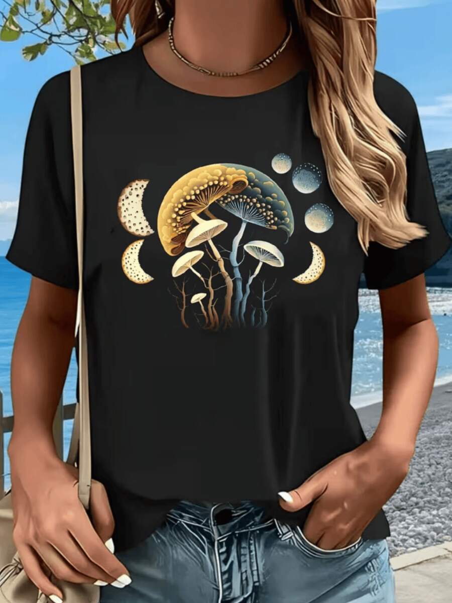 Mystical Mushrooms Representing The Connection Between Nature And The Moon With Golden And Blue Tones That Evoke Balance And Renewal. Comfortable Women's T-Shirt For Everyday Wear And Walks By The Sea. - 黑色 - 查看 1