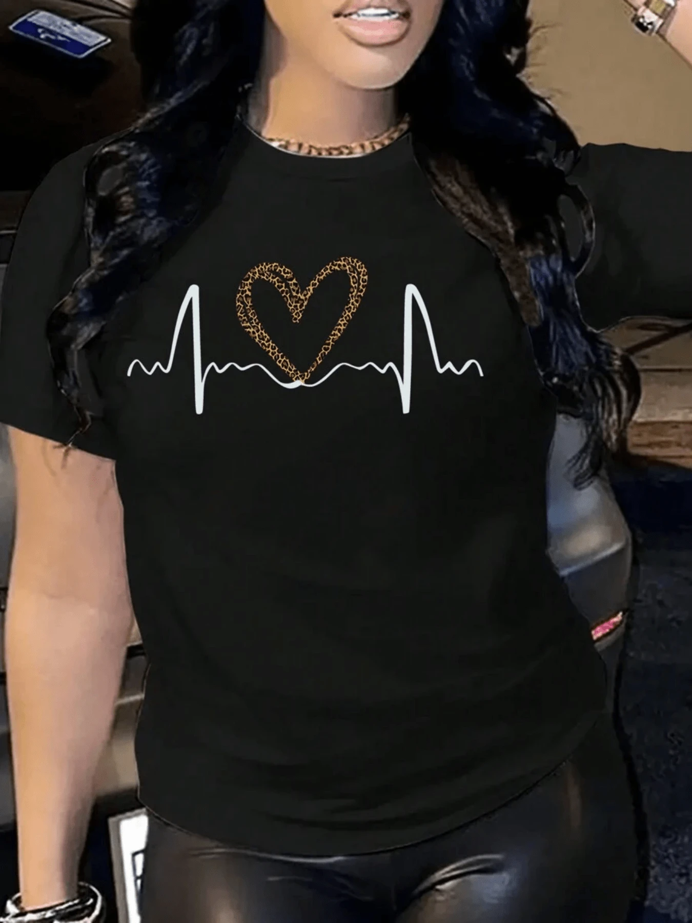 Heartbeats That Transform Into A Golden Heart Symbolizing The Energy Of Love And Passion That Drives Life With Positive Force And Confidence. Women's T-Shirt With A Modern Print, Ideal For Casual And Elegant Wear. - 黑色 - 查看 1