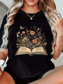 Libro abierto del cual brotan flores silvestres y una mariposa simbolizando el poder del conocimiento que florece en armonía con la naturaleza camiseta de mujer cómoda y moderna perfecta para uso diario - Negro - Ver 8
