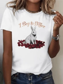 Conejo blanco sentado entre rosas rojas simbolizando la pureza que desafía lo común y transmite una energía de confianza y elegancia camiseta de mujer moderna casual cómoda ideal para uso diario - Blanco - Ver 8