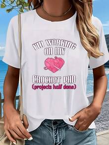 Heart Knitted With Pink Yarn That Symbolizes The Passion For Crafts And Artisanal Creativity In Every Stitch. Fun, Comfortable Women's T-Shirt For Casual Wear And Sunny Days. - 白色 - 查看 8