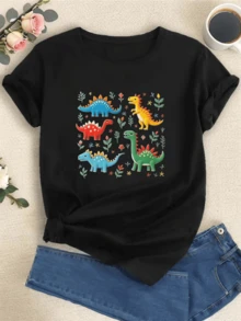 Dinos coloridos jugando entre hojas y flores representando alegría curiosidad y energía de la naturaleza perfecta para mentes creativas camiseta de mujer casual cómoda y moderna - Negro - Ver 8