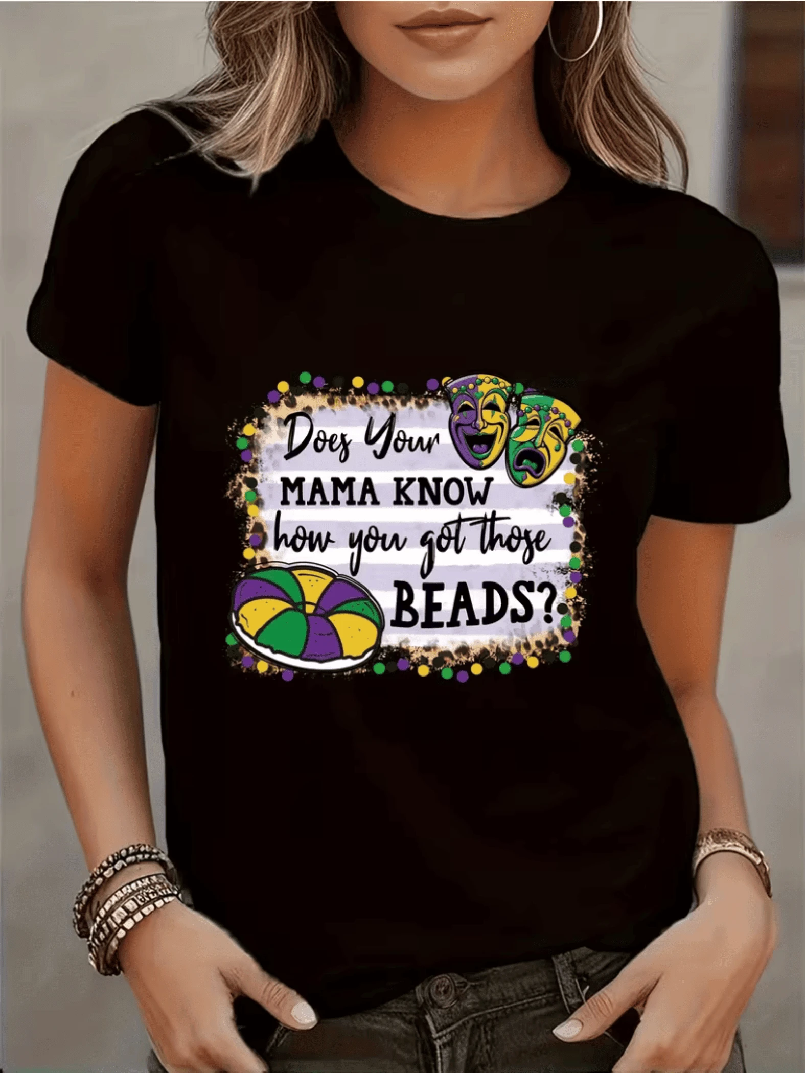 Festive Mask With Vibrant Colors Symbolizing The Joy Of Carnival And Mardi Gras Traditions With Beads And Smiles; Comfortable Casual Women's T-Shirt For Parties - 黑色 - 查看 1