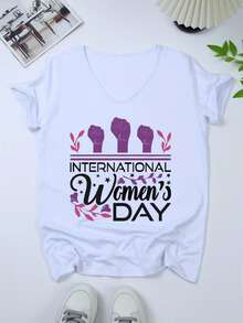 Puños levantados en tonos morados simbolizando fuerza unión y solidaridad femenina rodeados de ramas y estrellas que celebran la libertad y el empoderamiento camiseta de mujer moderna cómoda y ideal para conmemorar el Día Internacional de la Mujer - Blanco - Ver 1