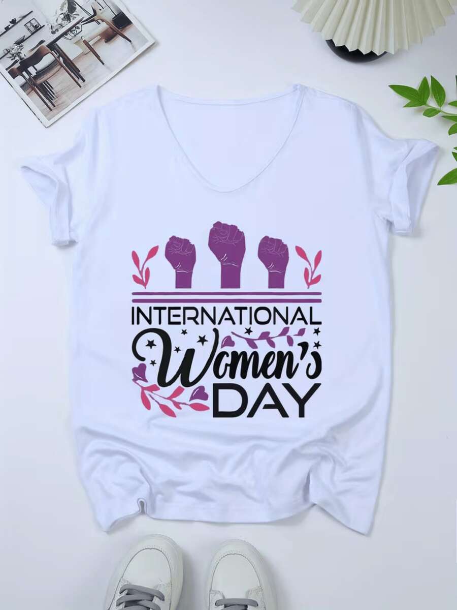 Puños levantados en tonos morados simbolizando fuerza unión y solidaridad femenina rodeados de ramas y estrellas que celebran la libertad y el empoderamiento camiseta de mujer moderna cómoda y ideal para conmemorar el Día Internacional de la Mujer - Blanco - Ver 1