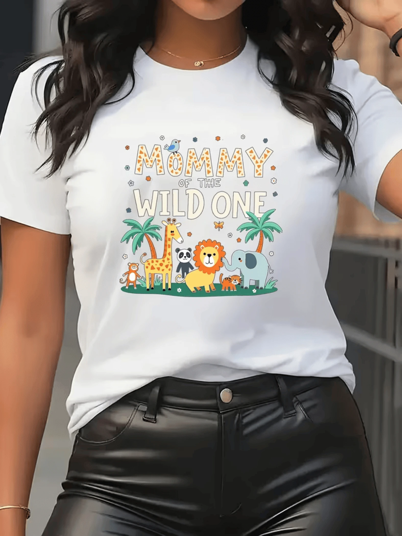 Vibrant Jungle With Lions, Giraffes, Elephants, Pandas, And Palm Trees Symbolizing Freedom, Joy, And Connection With Nature. Comfortable Casual Women's T-Shirt, Ideal For Warm Days. - 白色 - 查看 1