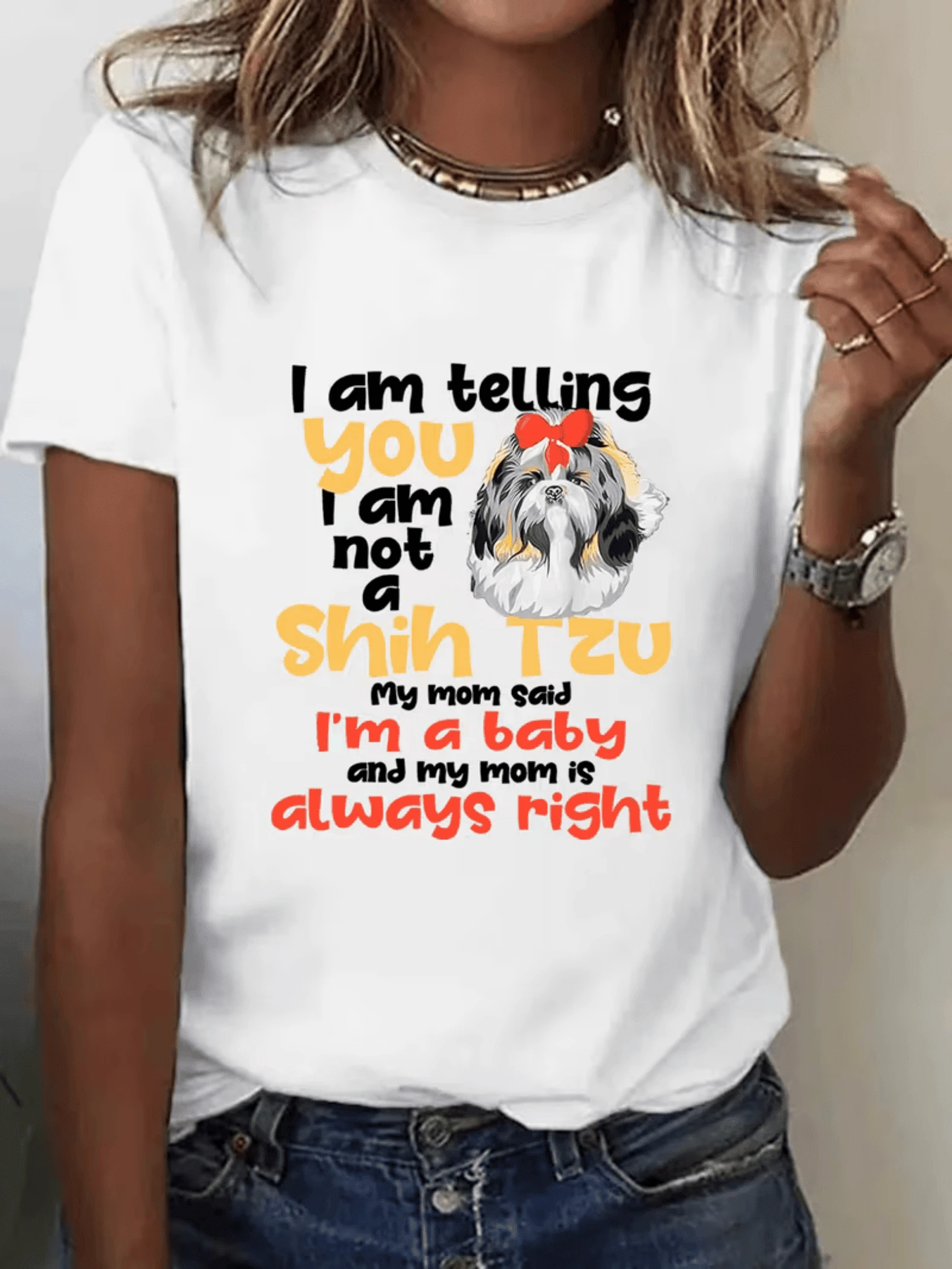 Cute Drawing Of A Shih Tzu Puppy With A Big Red Bow Expressing Affection And Family Pride, Accompanied By Funny Phrases About Being Mom's Spoiled Baby. Casual, Comfortable, And Modern Women's T-Shirt For Everyday Wear. - 白色 - 查看 1