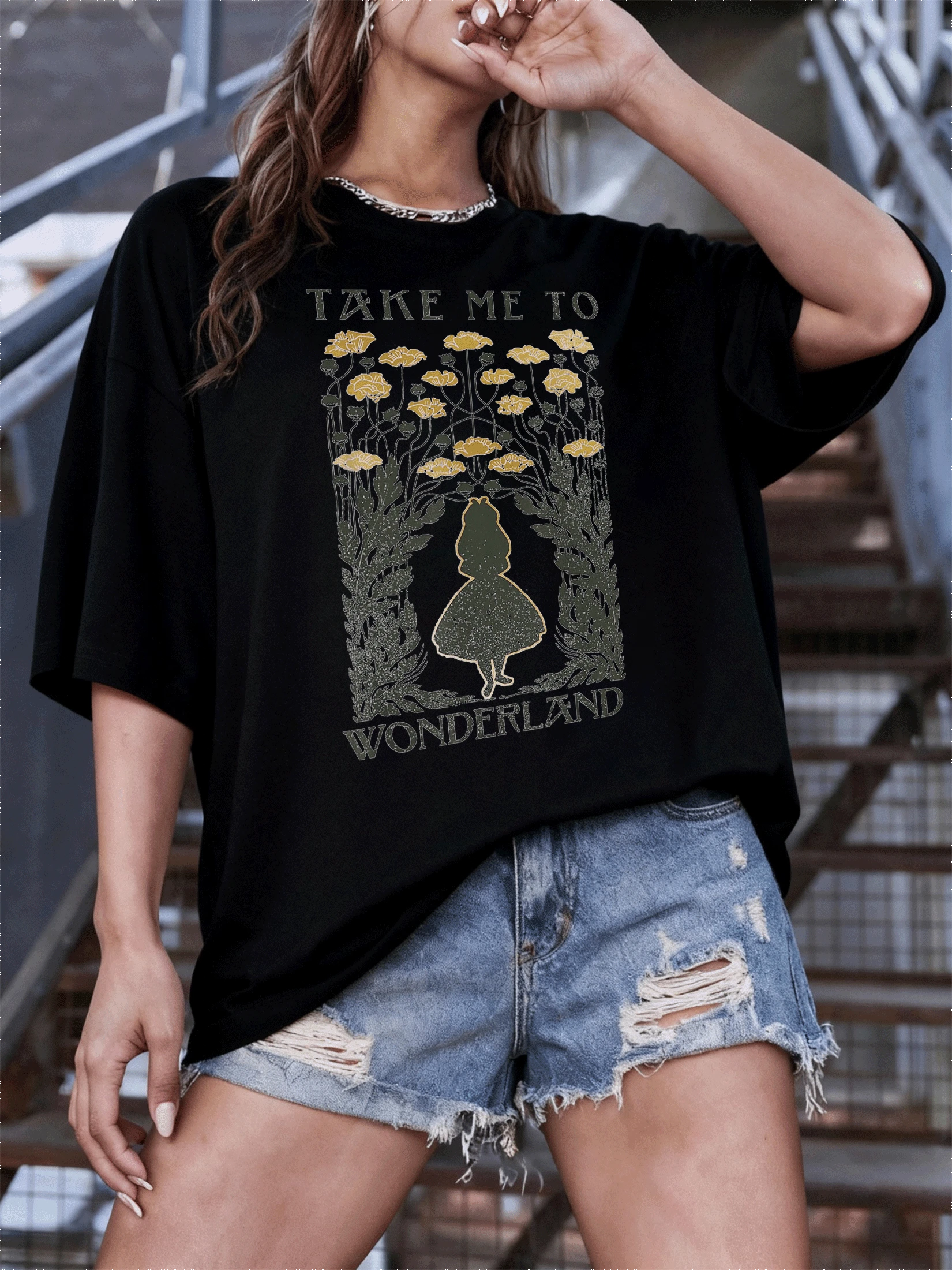 Figure Of A Young Woman In A Garden Surrounded By Tall Golden Flowers Symbolizing The Search For Fantasy And Freedom In A Magical World. Casual, Comfortable Women's T-Shirt For Everyday Wear, Elegant And With An Artistic Touch. - 黑色 - 查看 1