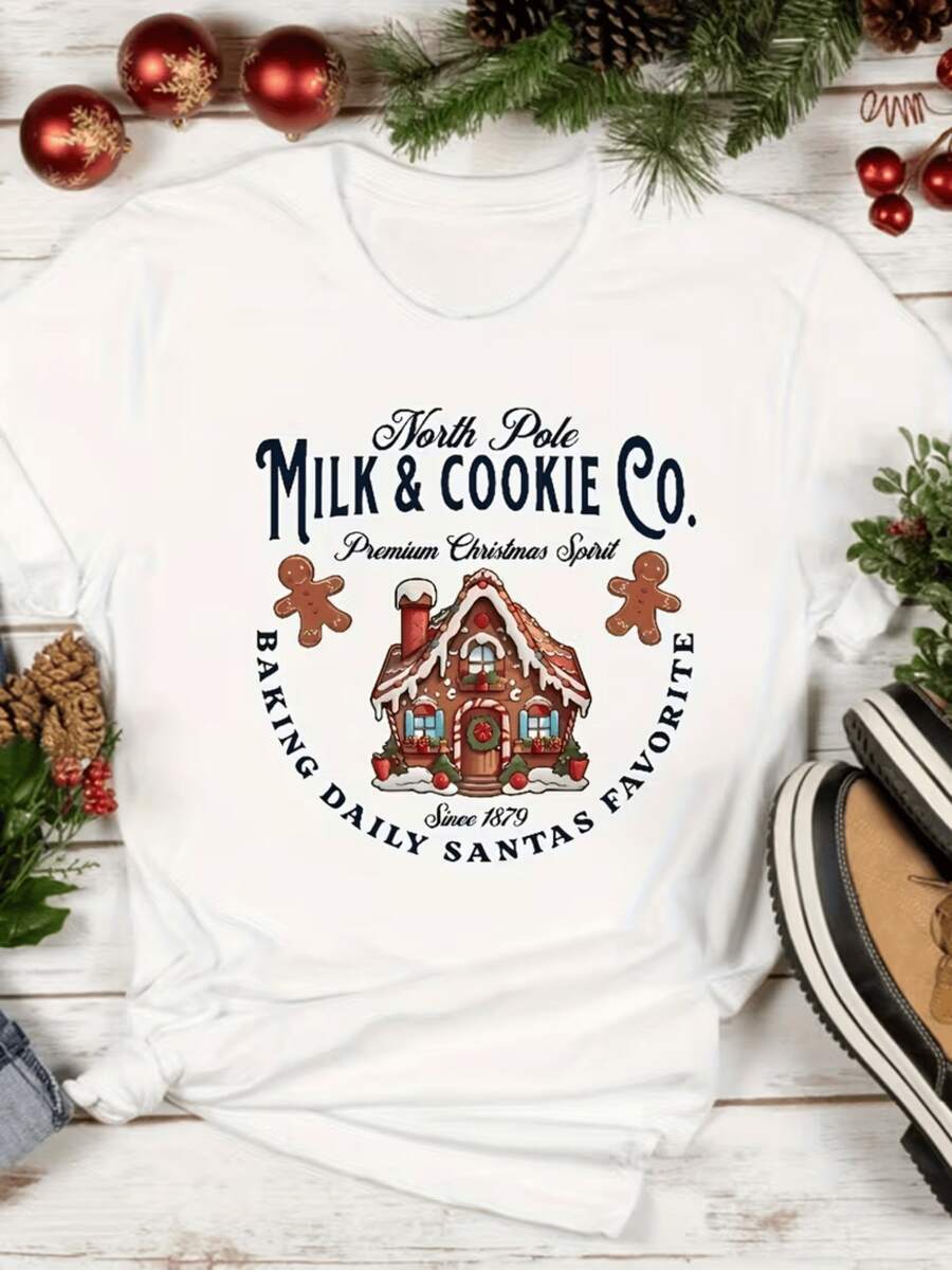 Casa mágica de jengibre con galletas sonrientes y espíritu navideño que evoca dulzura del Polo Norte y alegría de fiesta camiseta de mujer cómoda para usar en reuniones y días festivos - Blanco - Ver 1