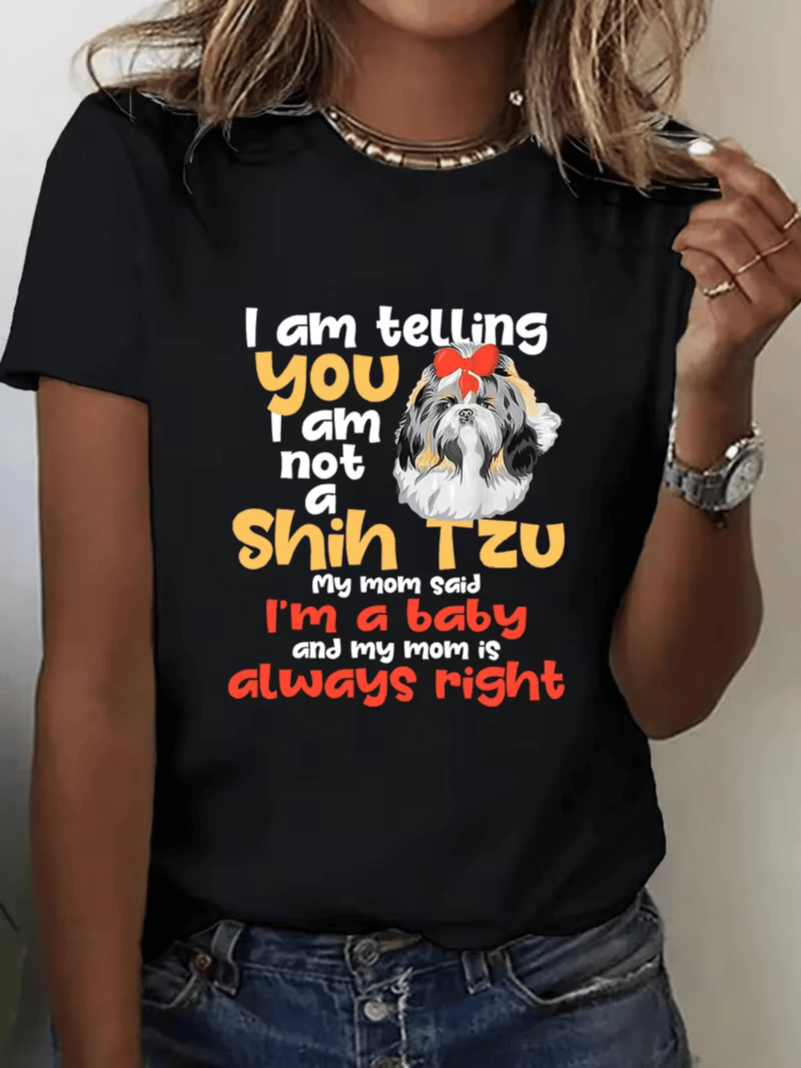 Cute Drawing Of A Shih Tzu Puppy With A Big Red Bow Expressing Affection And Family Pride, Accompanied By Funny Phrases About Being Mom's Spoiled Baby. Casual, Comfortable, And Modern Women's T-Shirt For Everyday Wear. - 黑色 - 查看 1