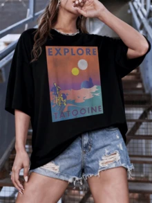 Dos soles brillando sobre un paisaje desértico con figuras metálicas explorando un horizonte galáctico evocan aventura y descubrimiento en un mundo lejano camiseta de mujer casual moderna cómoda para verano - Negro - Ver 1