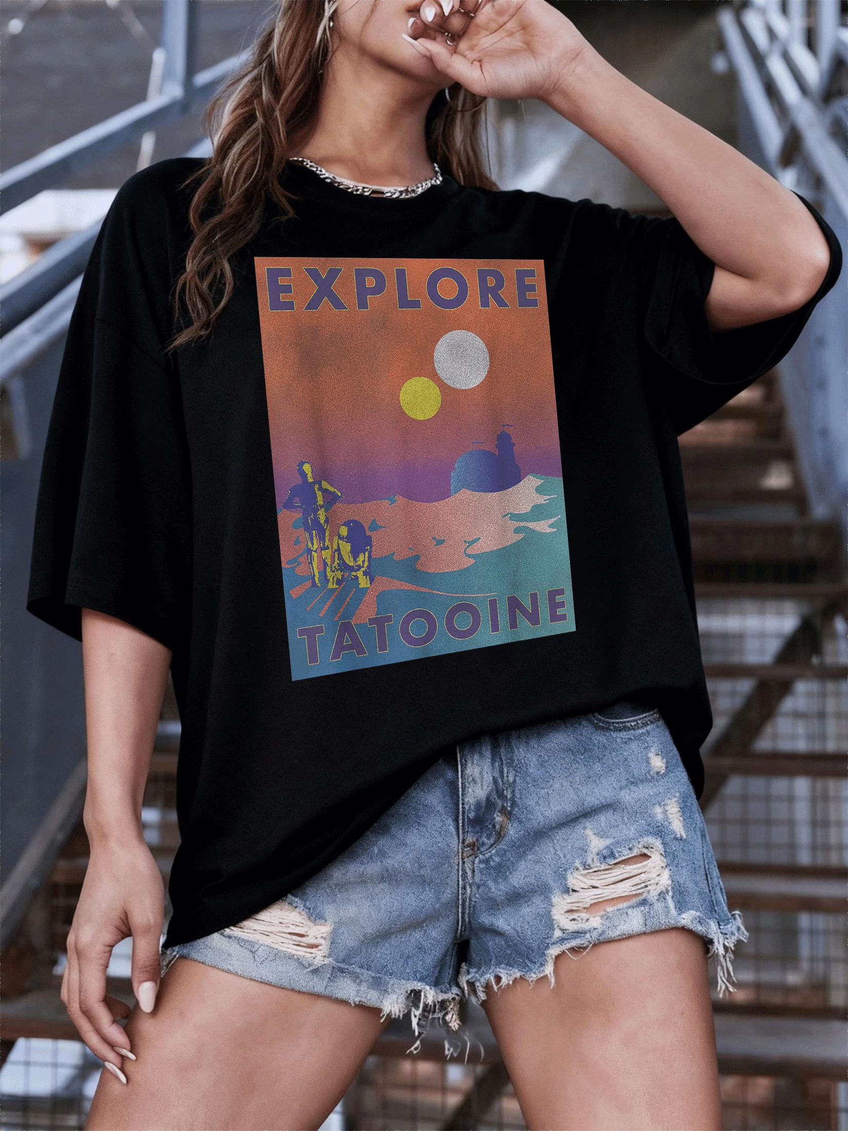 Dos soles brillando sobre un paisaje desértico con figuras metálicas explorando un horizonte galáctico evocan aventura y descubrimiento en un mundo lejano camiseta de mujer casual moderna cómoda para verano - Negro - Ver 1