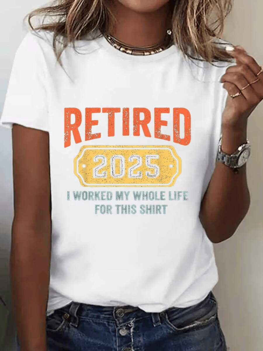 Large Text Celebrating Retirement In 2025 With A Fun Message Of Pride And Personal Achievement, Ideal For Those Completing Their Working Career. Casual, Comfortable, And Modern Women's T-Shirt. - 白色 - 查看 1