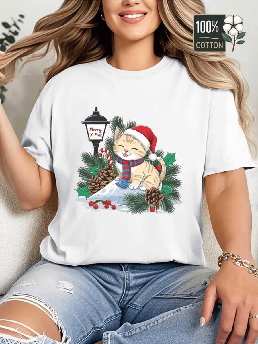 Christmas Cat Wearing A Red Hat And Striped Scarf Surrounded By Pine Branches, Sweet Pinecones, And A Festive Sign Conveying Warmth And Winter Cheer. Comfortable And Stylish Casual Women's T-Shirt For Christmas Parties. - 白色 - 查看 1
