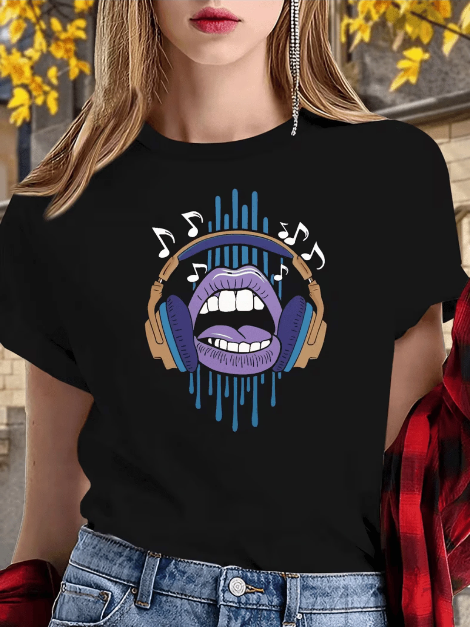 Labios violetas con audífonos dorados y notas musicales flotando que evocan libertad creatividad pasión por el sonido y energía urbana moderna camiseta de mujer casual atractiva para uso diario - Negro - Ver 1