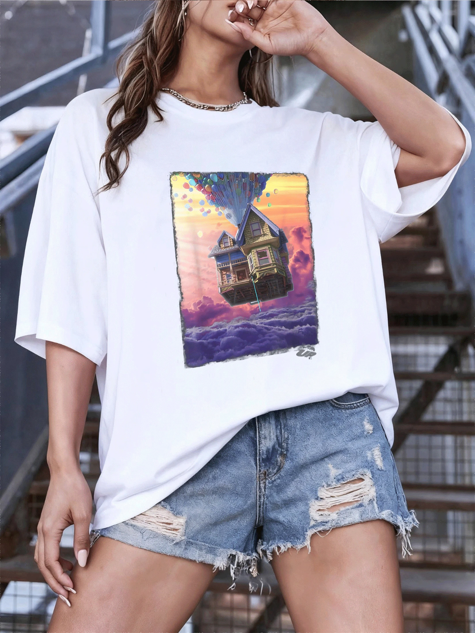 Casa flotando entre nubes con globos de colores simbolizando la libertad de perseguir sueños y dejar atrás el pasado camiseta de mujer cómoda y moderna para uso diario - Blanco - Ver 1