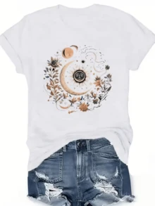 Sol y luna rodeados de flores simbolizando equilibrio entre la energía cósmica y la naturaleza con detalles dorados y toque espiritual camiseta de mujer casual cómoda para uso diario - Blanco - Ver 1