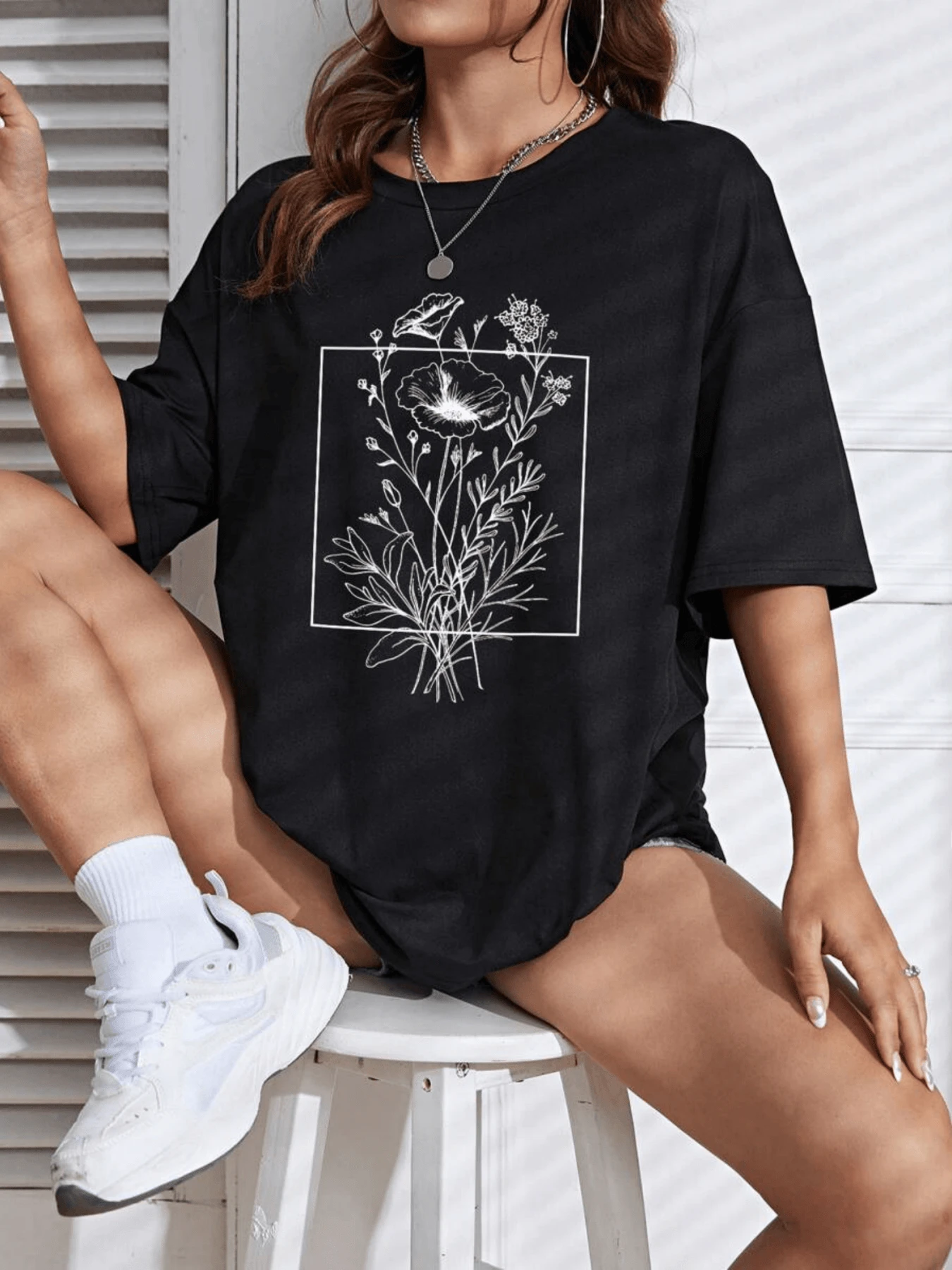 Delicate Wildflowers Representing Freedom And Harmony With Fine, Soft Lines Forming A Natural Garden Within An Elegant Frame. Women's T-Shirt With A Modern Artistic Print And Comfortable Fit - 黑色 - 查看 1