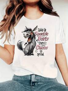 Burro caricaturesco con expresión divertida que transmite alegría y energía positiva con texto humorístico sobre brillos risas y caos encantador camiseta de mujer cómoda casual para días alegres y relajados - Blanco - Ver 1