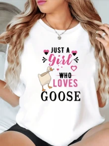 Un dibujo tierno muestra un ganso simpático rodeado de corazones rosados que simbolizan amor y diversión para quienes disfrutan de los animales camiseta de mujer casual moderna cómoda perfecta para uso diario - Blanco - Ver 8