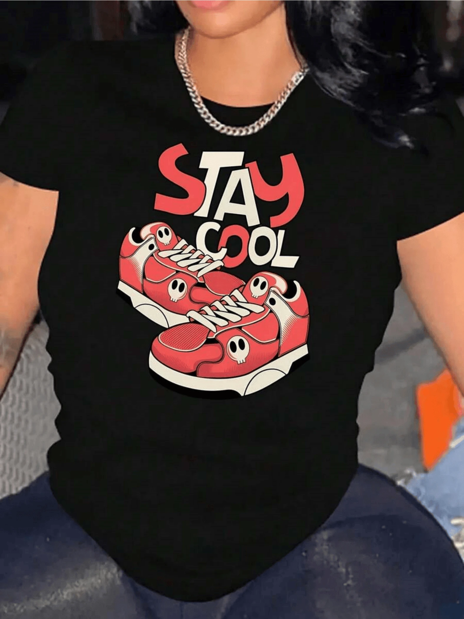 Two Red Sneakers With Small Skulls Reflect A Rebellious Attitude And Youthful Energy, Accompanied By Large Lettering That Inspires Confidence And Modern Style On This Comfortable, Casual Women's T-Shirt For Everyday Wear. - 黑色 - 查看 1