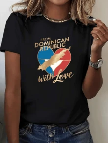 Corazón tricolor que celebra la República Dominicana con su mapa dorado y mensaje de amor evocando orgullo caribeño y conexión cultural camiseta de mujer casual moderna cómoda para verano - Negro - Ver 1