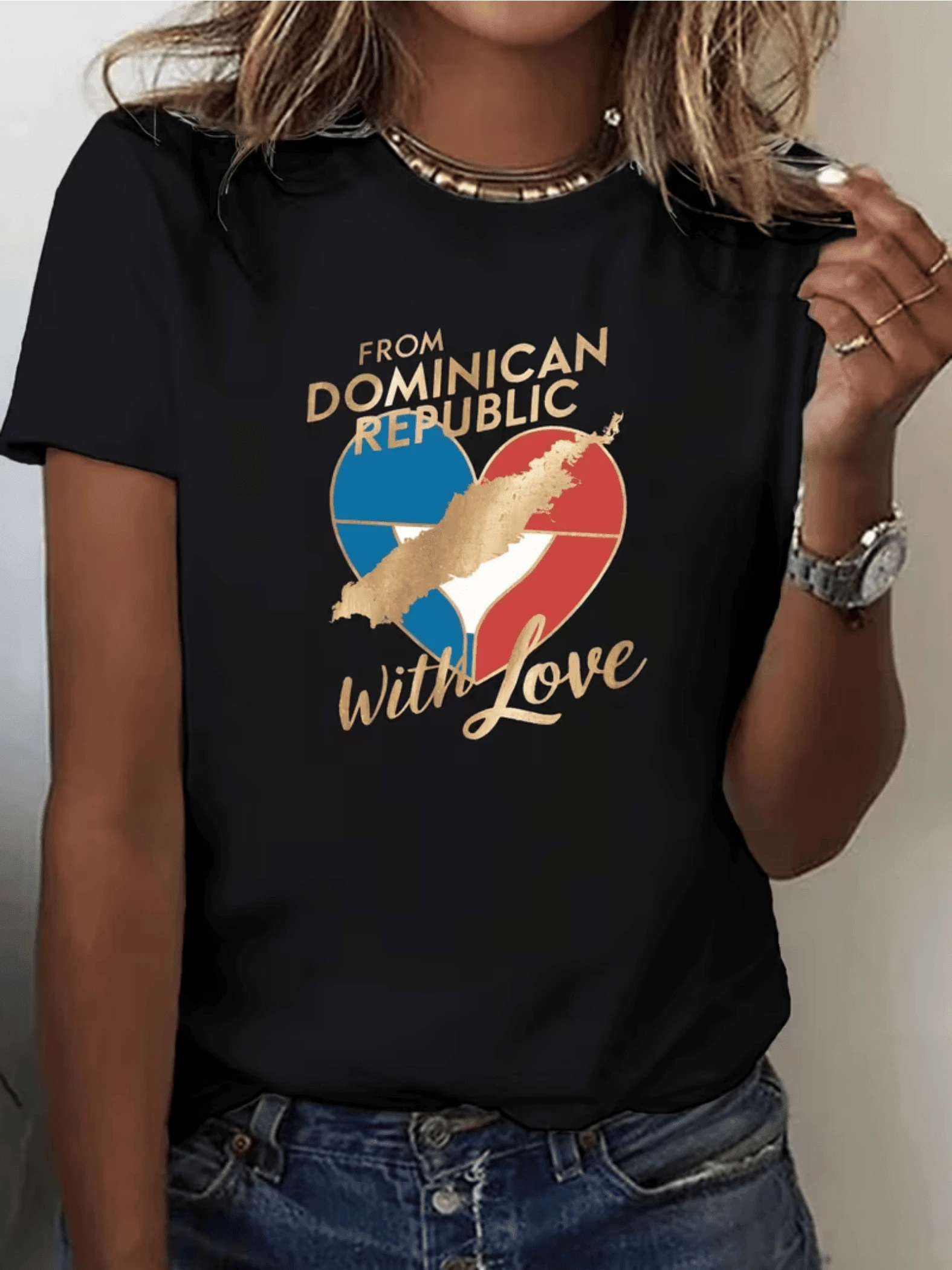 Corazón tricolor que celebra la República Dominicana con su mapa dorado y mensaje de amor evocando orgullo caribeño y conexión cultural camiseta de mujer casual moderna cómoda para verano - Negro - Ver 1