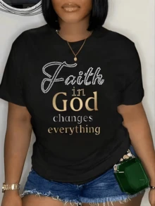 A Spiritual Message That Inspires Confidence And Hope, Featuring A Phrase About Faith And Inner Strength That Transforms Life. A Modern, Casual, Comfortable, And Motivating Women's T-Shirt. - 黑色 - 查看 1