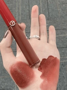 Son lì Giorgio Armani Velvet Lipstick #206, 6.5ml (dung tích đầy đủ)/3ml (dung tích mẫu thử), chất son lì mịn mượt, độ lên màu cao, lâu trôi và không lem, công thức thoải mái không gây khô môi, làm sáng da, không vón cục hay bong tróc, tạo màu sắc đậm đà, phù hợp với mọi tông da, cần thiết cho trang điểm hàng ngày, hẹn hò, dự tiệc, món quà Giáng sinh và Ngày Valentine hoàn hảo. - 206 bậc thầy môi - Xem 9