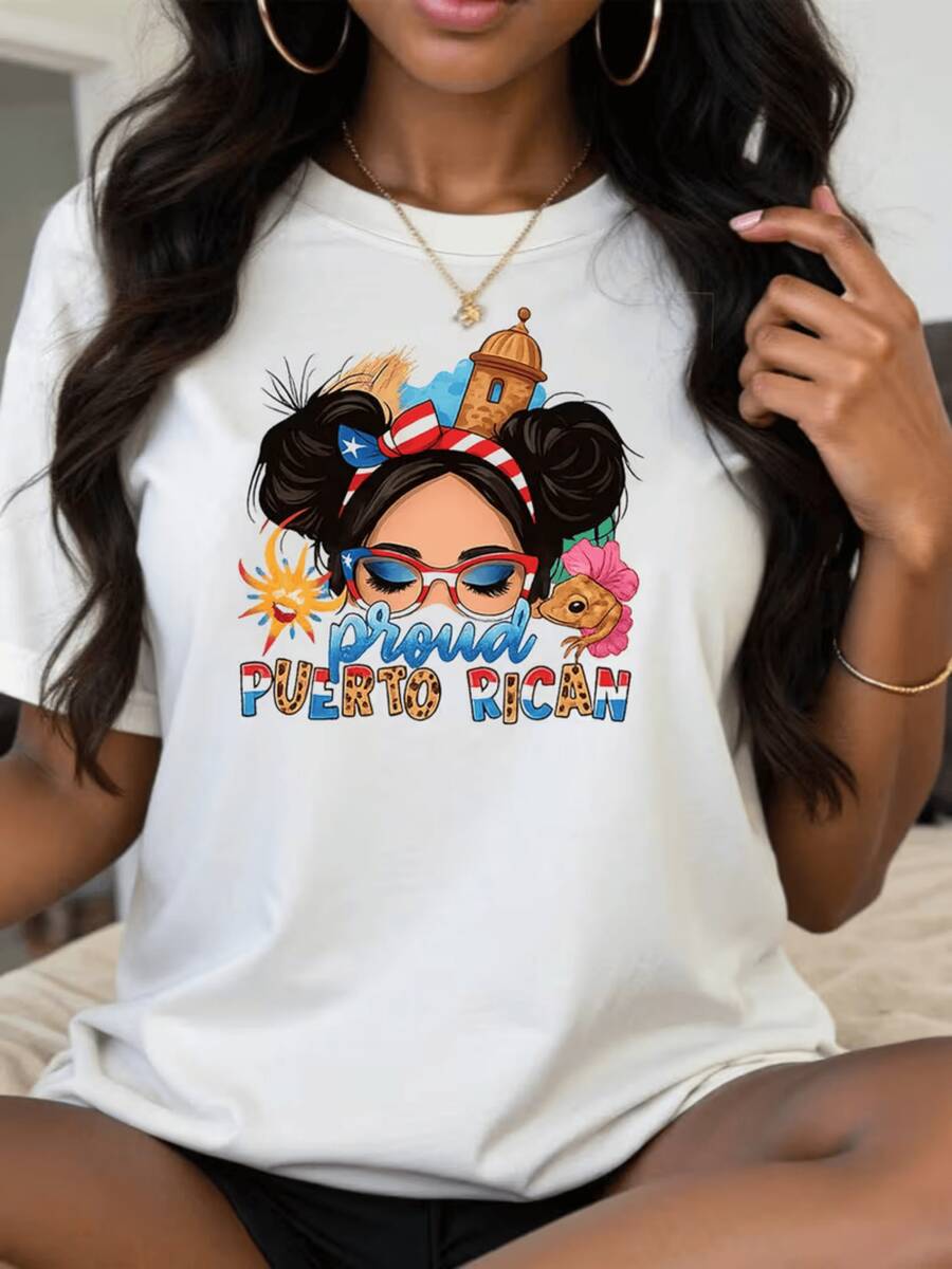 Cabello con moño y bandera puertorriqueña junto a flores tropicales y torre tradicional que expresa orgullo cultural vibrante y alegría isleña camiseta de mujer casual cómoda y moderna - Blanco - Ver 1