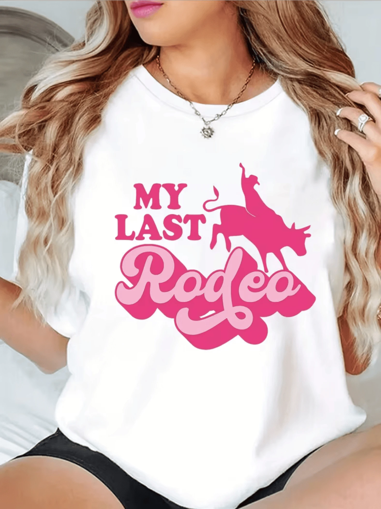 A Figure Of A Brave Rider On A Bull, Symbolizing Strength, Determination, And Feminine Freedom, With Large, Bright Pink Lettering, Is Featured On This Modern, Comfortable, Casual Women's T-Shirt, Perfect For Everyday Wear. - 白色 - 查看 1