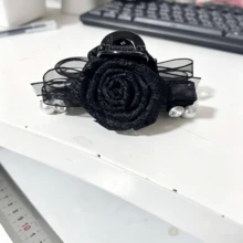 Nuevo clip para el cabello de moda romántica con flor de malla 3D negra y perlas falsas, versátil y elegante, adecuado para sesiones de fotos, hecho de plástico ABS, adecuado para todas las estaciones, accesorios para el cabello de verano, clips de garra para vacaciones - Negro - Ver 1