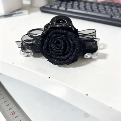 Kẹp tóc hoa hồng ngọc trai 3D lưới màu đen mới, kiểu dáng thời trang lãng mạn, đa năng, thanh lịch, phù hợp cho chụp ảnh, làm từ nhựa ABS, thích hợp cho mọi mùa.