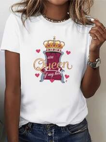 Corona dorada sobre trono rojo con corazones que simboliza amor realeza y poder femenino camiseta de mujer casual cómoda perfecta para uso diario - Blanco - Ver 1