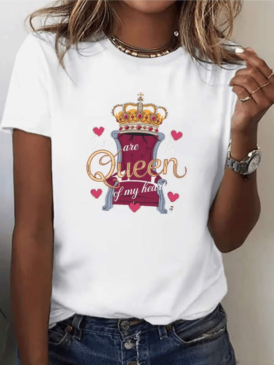 Corona dorada sobre trono rojo con corazones que simboliza amor realeza y poder femenino camiseta de mujer casual cómoda perfecta para uso diario - Blanco - Ver 1