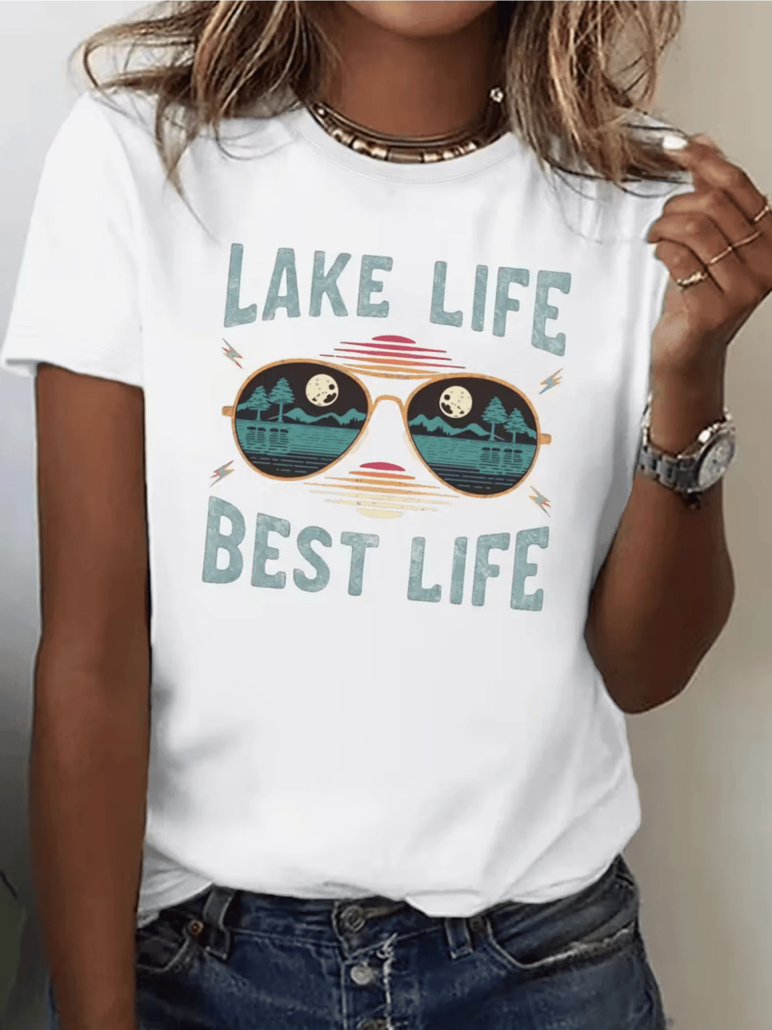Landscape Reflected In Glasses Showing Mountains, Trees, Lake And Moon That Evoke Tranquility And Connection With Nature. Casual Comfortable Women's T-Shirt For Summer Days, Relaxed Style - 白色 - 查看 1