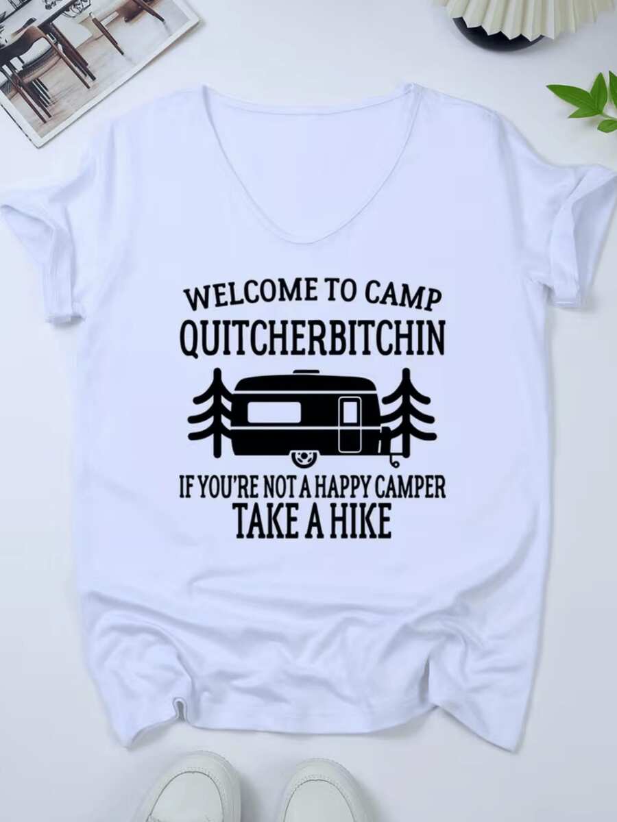 Texto que muestra una divertida invitación a campistas alegres con una caravana y árboles simbolizando libertad aventura y buen humor perfecta para quienes aman el aire libre camiseta de mujer casual cómoda y moderna - Blanco - Ver 1