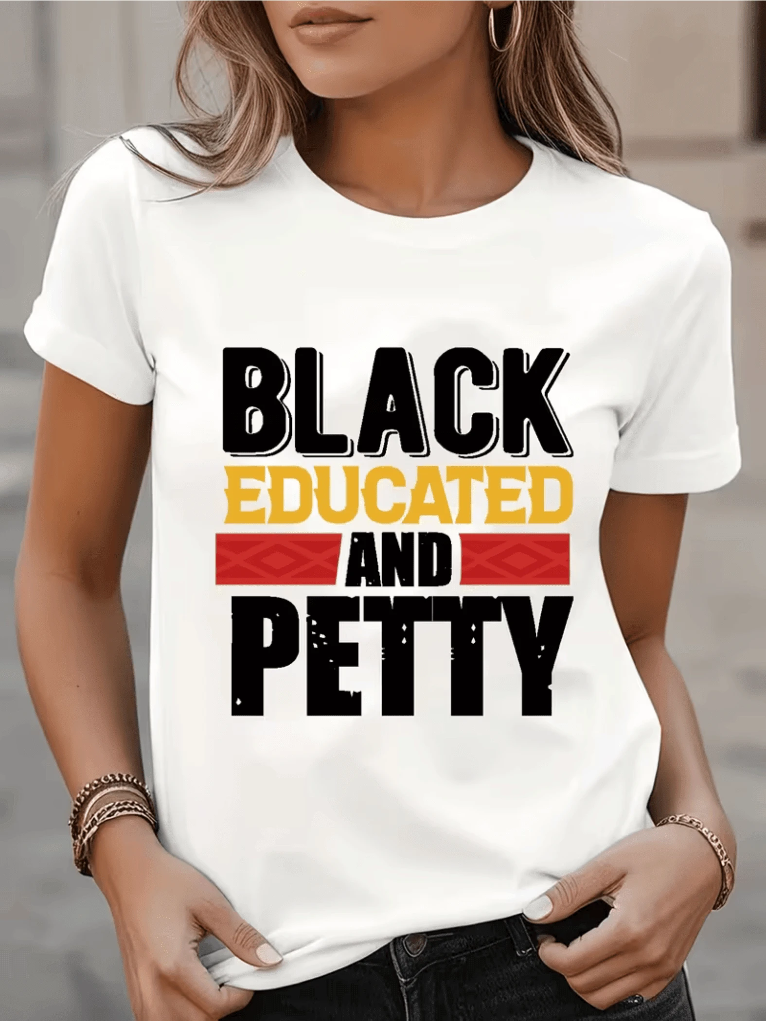 A Powerful Phrase Expressing Pride, Knowledge, And Confidence With Bold Lettering In Black, Gold, And Red Tones Symbolizing Inner Strength And Modern Feminine Identity. A Stylish Casual Women's T-Shirt To Express Attitude. - 白色 - 查看 1