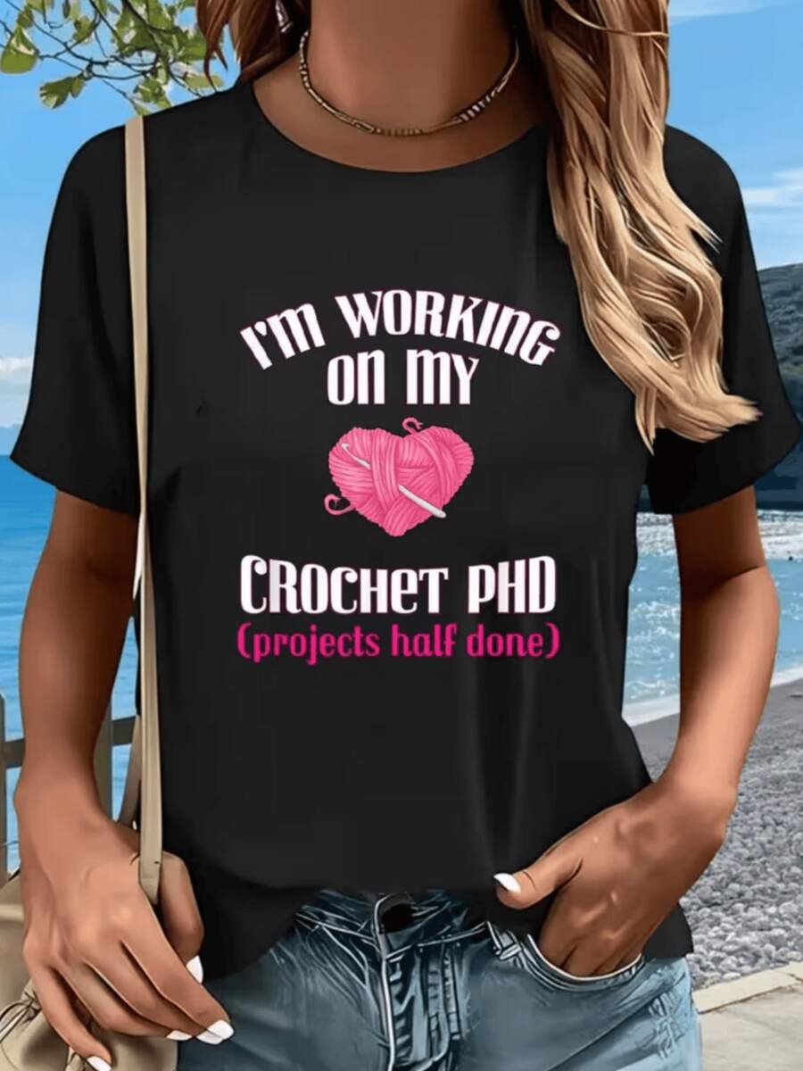 Corazón tejido con hilo rosa que simboliza la pasión por las manualidades y la creatividad artesanal en cada puntada divertida camiseta de mujer cómoda para uso casual y días soleados - Negro - Ver 1