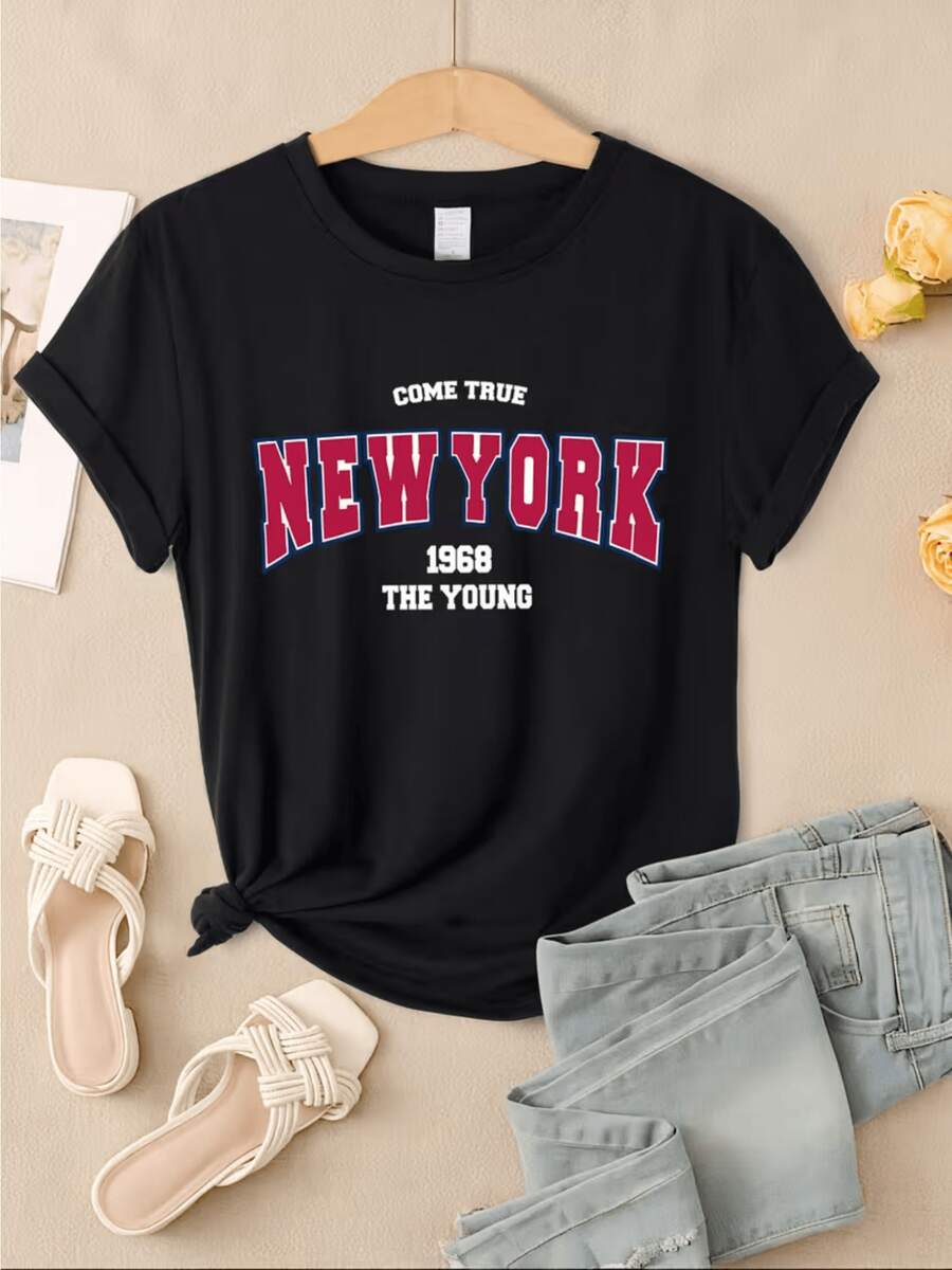 Large Text Celebrating The Urban Spirit And Vibrant Energy Of New York With Red Lettering That Evokes Youth And Fulfilled Dreams. Comfortable, Modern Casual Women's T-Shirt For Everyday Wear. - 黑色 - 查看 1