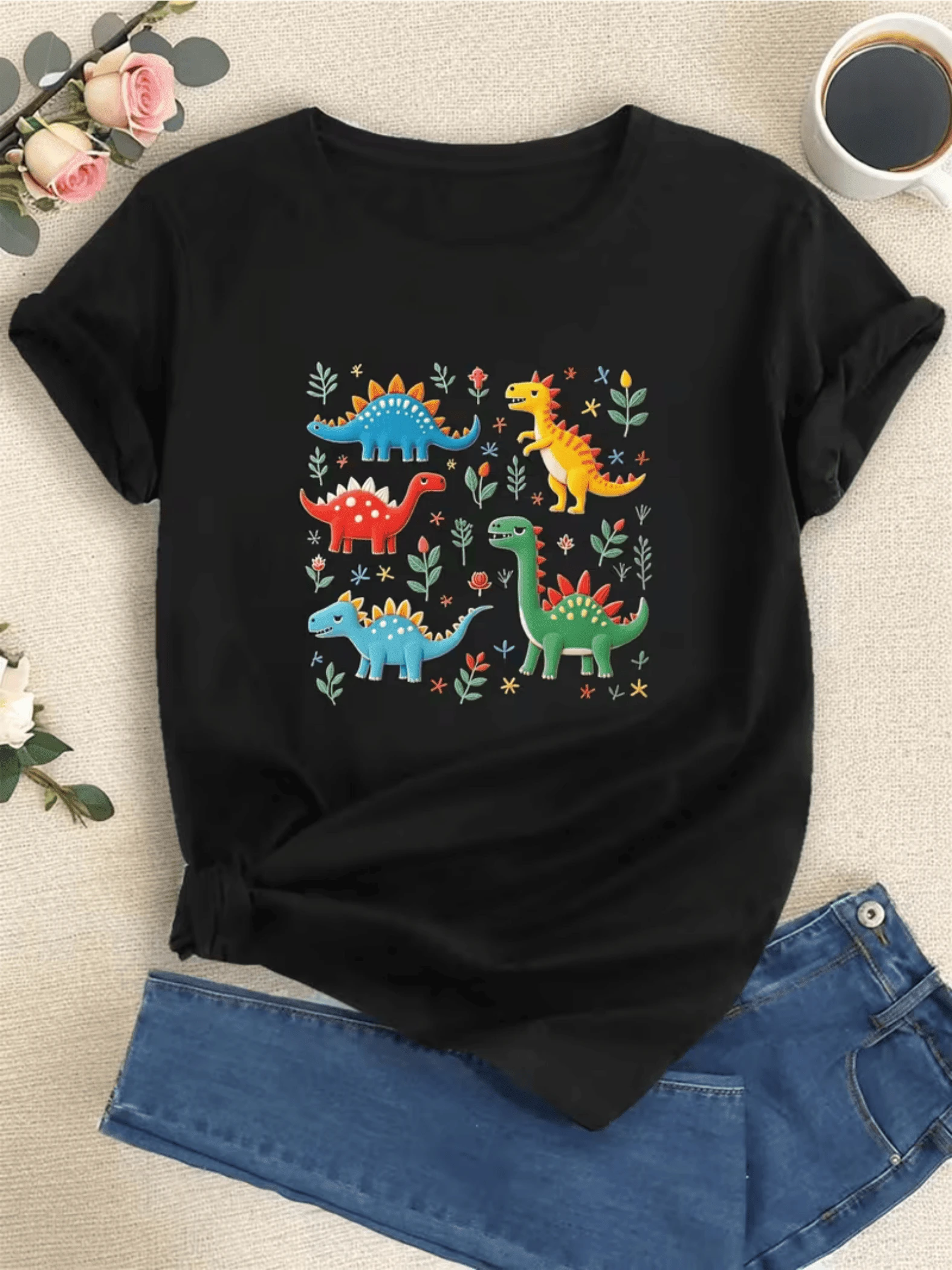Dinos coloridos jugando entre hojas y flores representando alegría curiosidad y energía de la naturaleza perfecta para mentes creativas camiseta de mujer casual cómoda y moderna - Negro - Ver 1