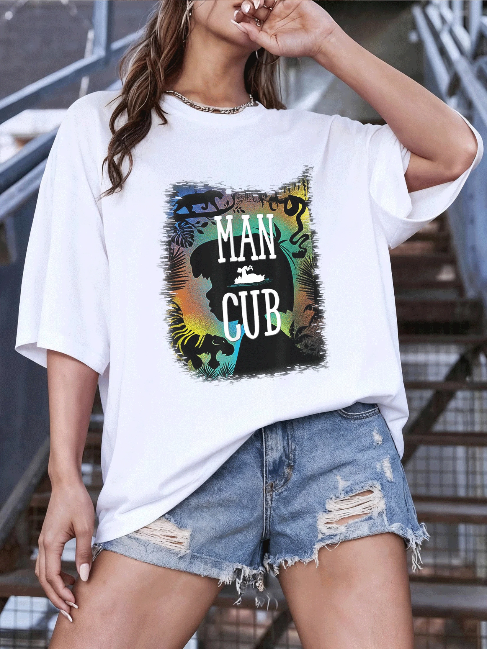 Silueta de un niño en la selva rodeado de animales salvajes simbolizando la conexión humana con la naturaleza y la armonía entre el hombre y las criaturas del bosque camiseta de mujer casual cómoda y moderna para uso diario - Blanco - Ver 1