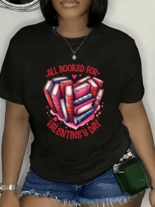 Libros apilados formando un corazón rodeado de pequeños corazones rosas que expresan amor por la lectura en el día de San Valentín camiseta de mujer moderna cómoda para uso diario romántica y original - Negro - Ver 8